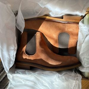 Clarks Gobi Chelsea Boot Size 8 Dark Tan Suede